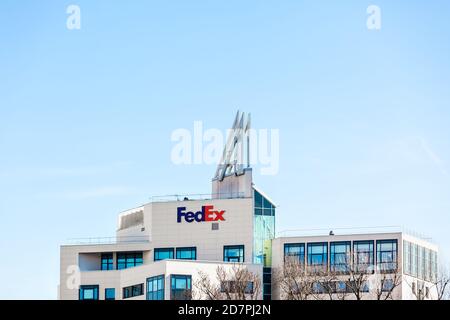 FedEx Corporation, amerikanisches multinationales Lieferdienstleistungsunternehmen, Markenlogo auf seinem Bürogebäude in Lyon, Frankreich - 23. Februar 2020 Stockfoto