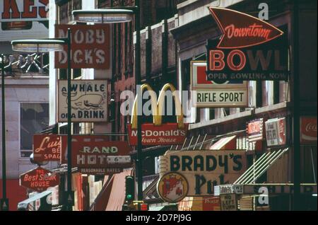 Ein paar Blocks von der Nicollet Mall ist Hennepin Avenue früher die Innenstadt Main Street. Es ist jetzt eine knallige Ansammlung von Neon-Zeichen, die Unterhaltung Spots (in oder nahe Minneapolis) ungefähr annoncieren. 1973 Stockfoto