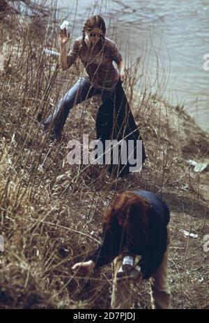 Jährliche Stank-Run an der Singing Bridge; Tawas City. Mitte april versammeln sich Tausende von Fischern am Drain am Lake Huron, um nach diesen kleinen Fischen zu taucheln. Teenager säubern übersäte Flussufer ca. 1973 Stockfoto