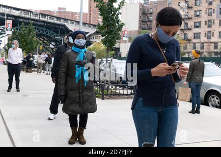 24. Oktober 2020: Harlem, New York, USA: Wähler üben soziale Distanzierung beim Forum im New Yorker Stadtteil Harlem, um frühzeitig für die Präsidentschaftswahl zu stimmen. Kredit: Brian Branch Price/ZUMA Wire/Alamy Live Nachrichten Stockfoto