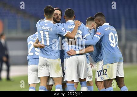 Rom, Italien. Okt. 2020. ROM, ITALIEN - Oktober 24 : Luis Alberto von SS Lazio feiert mit seinen Teamkollegen nach Scores das Eröffnungstreffer während des Fußballmatches zwischen SS Lazio und Bologna FC im Stadio Olimpico am 24. Oktober 2020 in Rom Italien /LM Kredit: Unabhängige Fotoagentur/Alamy Live News Stockfoto