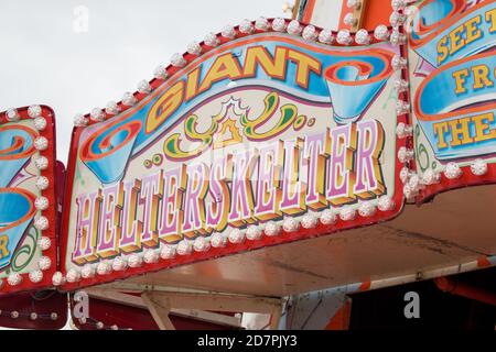 Nahaufnahme des Helter Skelter auf dem Pier in Clacton on Sea, Essex Stockfoto