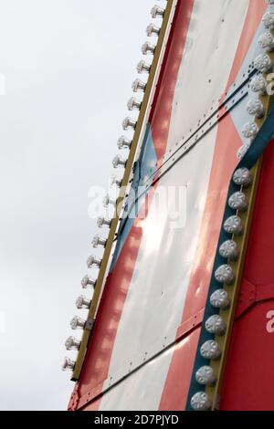 Nahaufnahme des Helter Skelter auf dem Pier in Clacton on Sea, Essex Stockfoto