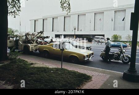 'Motorcycle Cop leitet das Entfernen des Autos in ''tow away'' Zone Washington D.C.) ca. 1973' Stockfoto