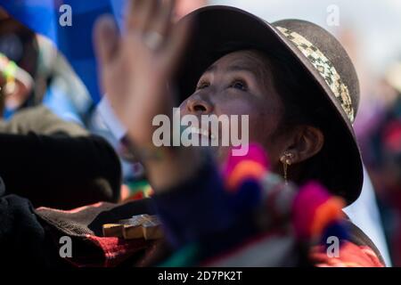 El Alto, Bolivien. Oktober 2020. Tausende von Unterstützern kamen, um ihren Kandidaten und Präsidenten, Luis Alberto Arce Catacora, zu sehen. Die Bewegung für den Sozialismus (Movimiento al Socialismo - MAS) gewann mit über 55% der Stimmen bei den Nationalwahlen am 18. Oktober 2020. Kredit: Radoslaw Czajkowski/ Alamy Live Nachrichten Stockfoto