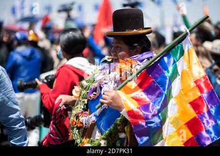 El Alto, Bolivien. Oktober 2020. Tausende von Unterstützern kamen, um ihren Kandidaten und Präsidenten, Luis Alberto Arce Catacora, zu sehen. Die Bewegung für den Sozialismus (Movimiento al Socialismo - MAS) gewann mit über 55% der Stimmen bei den Nationalwahlen am 18. Oktober 2020. Kredit: Radoslaw Czajkowski/ Alamy Live Nachrichten Stockfoto