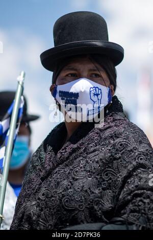 El Alto, Bolivien. Oktober 2020. Tausende von Unterstützern kamen, um ihren Kandidaten und Präsidenten, Luis Alberto Arce Catacora, zu sehen. Die Bewegung für den Sozialismus (Movimiento al Socialismo - MAS) gewann mit über 55% der Stimmen bei den Nationalwahlen am 18. Oktober 2020. Kredit: Radoslaw Czajkowski/ Alamy Live Nachrichten Stockfoto