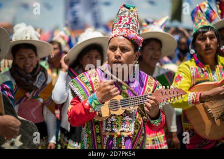 El Alto, Bolivien. Oktober 2020. Tausende von Unterstützern kamen, um ihren Kandidaten und Präsidenten, Luis Alberto Arce Catacora, zu sehen. Die Bewegung für den Sozialismus (Movimiento al Socialismo - MAS) gewann mit über 55% der Stimmen bei den Nationalwahlen am 18. Oktober 2020. Kredit: Radoslaw Czajkowski/ Alamy Live Nachrichten Stockfoto