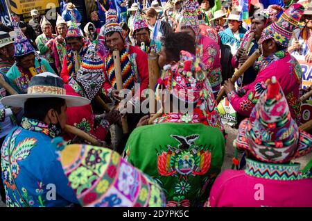 El Alto, Bolivien. Oktober 2020. Tausende von Unterstützern kamen, um ihren Kandidaten und Präsidenten, Luis Alberto Arce Catacora, zu sehen. Die Bewegung für den Sozialismus (Movimiento al Socialismo - MAS) gewann mit über 55% der Stimmen bei den Nationalwahlen am 18. Oktober 2020. Kredit: Radoslaw Czajkowski/ Alamy Live Nachrichten Stockfoto