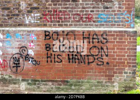 Boris Johnson hat Blut an den Händen Graffiti auf Backstein Viadukt im Central Park, Chelmsford, Essex, Großbritannien, während COVID 19 Coronavirus Pandemie Stockfoto