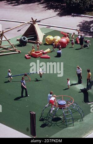 Spielplatz über einer Tiefgarage am platz des Rathauses (Wien) ca. 1973 Stockfoto