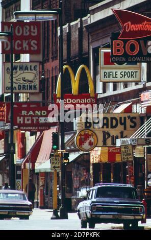 Ein paar Blocks von der Nicollet Mall ist Hennepin Avenue früher die Innenstadt Main Street. Es ist jetzt eine knallige Ansammlung von Neon-Zeichen, die Unterhaltung Spots (in oder nahe Minneapolis) ungefähr annoncieren. 1973 Stockfoto