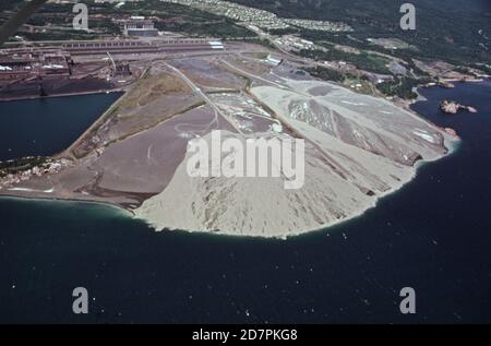 Taconite-Abstände aus der Anlage von Reserve Mining Company bei Silver Bay werden in Lake Superior (in oder in der Nähe von Duluth Minnesota) Ca. 1973 Stockfoto