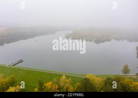 Drohnenfoto des Gebart Sees an einem nebligen Herbstmorgen in der Stadt Zalaegerszeg, Ungarn Stockfoto