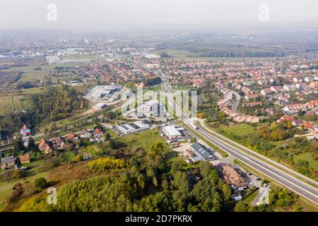 Drohnenfoto eines Kreises in Csacs an einem nebligen Herbstmorgen in der Stadt Zalaegerszeg, Ungarn Stockfoto