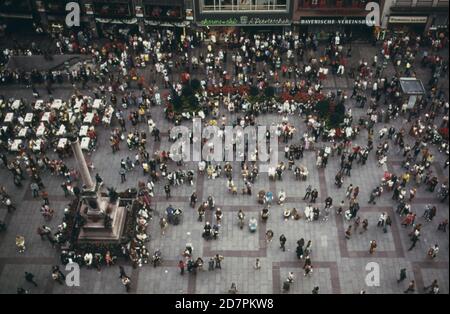 Die große und schöne Fussgängerzone Münchens hat das Handels- und Kulturzentrum der Stadt den Menschen zurückgegeben. Ca. 1973 Stockfoto