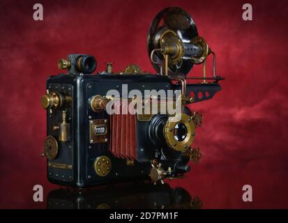 Kamera Steampunk auf rotem Hintergrund. Style Steampunk. Stockfoto