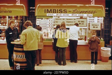 U-Bahn-Stationen mit Geschäften und Restaurants sowie Unterhaltungsangeboten; Dusche und Waschräume; Telefon- und Umkleidekabinen (München) ca. 1973 Stockfoto