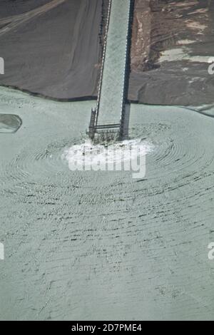 Förderband entlädt Taconit-Tailing-Rückstände in Lake Superior. Die Taconit-Anlage von Reserve Mining Company in Silver Bay (in oder in der Nähe von Duluth Minnesota), Ca. 1973 Stockfoto