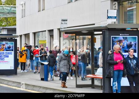 Menschen, die vor dem Primark in Bristol, Großbritannien, Schlange stehen. Stockfoto