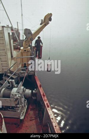 "Die "Martin Karlsen", ein kanadisches Schiff, ist ein schwimmendes Labor, aus dem Wissenschaftler physikalische, chemisch-biologische und meteorologische Bedingungen im Lake Superior analysieren. Eine solche vollständige Studie von Süßwasser wird Limnologie genannt. Das Planktonnetz wird in Wasser abgesenkt, um Proben von Zooplankton und Phytoplankton zu sammeln; die kleinsten Formen des Meereslebens Ca. 1973' Stockfoto