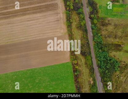 Panorama-Luftaufnahme von oben auf eine andere Landwirtschaft Felder in Auf dem Land Stockfoto