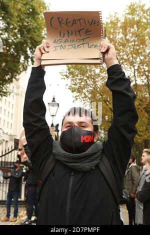 Whitehall, London, Großbritannien. Okt. 2020. Menschen, die in der Kreativwirtschaft arbeiten, protestieren im Zentrum Londons. Credit Natasha Quarmby/ALAMY Live News Stockfoto