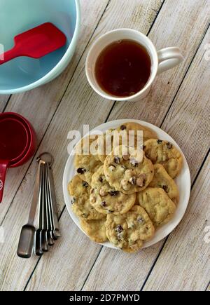 Frisch zubereitete warme hausgemachte Chocolate Chip Cookies bereit zum Essen Aus dem Ofen Stockfoto