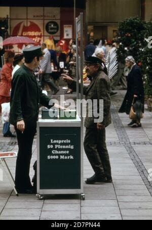 Münchens große und schöne Fussgängerzone hat das Handels- und Kulturzentrum der Stadt wieder an die Menschen Ca. 1973 Stockfoto