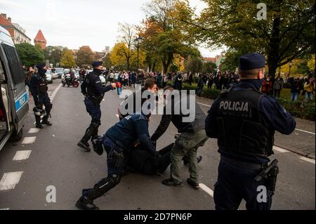 Polizeibeamte verhaften den Provokateur während der Demonstration.das Verfassungsgericht prüfte den Antrag einer Gruppe von Abgeordneten bezüglich der sogenannten eugenischen Abtreibung. Nach Ansicht des Gerichts ist eine solche Abtreibung, die bei Verdacht auf schwere fetale Defekte durchgeführt wird, mit der Verfassung unvereinbar. Frauen protestieren gegen die Entscheidung. Stockfoto