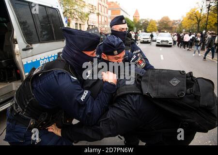 Polizeibeamte verhaften den Provokateur während der Demonstration.das Verfassungsgericht prüfte den Antrag einer Gruppe von Abgeordneten bezüglich der sogenannten eugenischen Abtreibung. Nach Ansicht des Gerichts ist eine solche Abtreibung, die bei Verdacht auf schwere fetale Defekte durchgeführt wird, mit der Verfassung unvereinbar. Frauen protestieren gegen die Entscheidung. Stockfoto