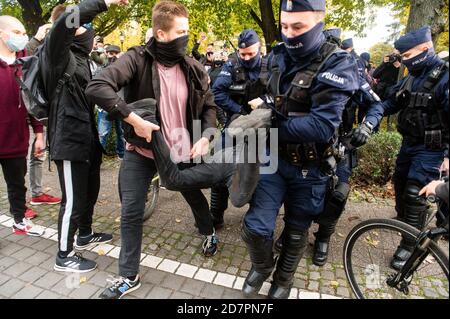 Polizeibeamte verhaften den Provokateur während der Demonstration.das Verfassungsgericht prüfte den Antrag einer Gruppe von Abgeordneten bezüglich der sogenannten eugenischen Abtreibung. Nach Ansicht des Gerichts ist eine solche Abtreibung, die bei Verdacht auf schwere fetale Defekte durchgeführt wird, mit der Verfassung unvereinbar. Frauen protestieren gegen die Entscheidung. Stockfoto