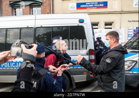 Polizeibeamte verhaften den Provokateur während der Demonstration.das Verfassungsgericht prüfte den Antrag einer Gruppe von Abgeordneten bezüglich der sogenannten eugenischen Abtreibung. Nach Ansicht des Gerichts ist eine solche Abtreibung, die bei Verdacht auf schwere fetale Defekte durchgeführt wird, mit der Verfassung unvereinbar. Frauen protestieren gegen die Entscheidung. Stockfoto