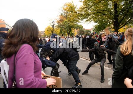 Polizeibeamte verhaften den Provokateur während der Demonstration.das Verfassungsgericht prüfte den Antrag einer Gruppe von Abgeordneten bezüglich der sogenannten eugenischen Abtreibung. Nach Ansicht des Gerichts ist eine solche Abtreibung, die bei Verdacht auf schwere fetale Defekte durchgeführt wird, mit der Verfassung unvereinbar. Frauen protestieren gegen die Entscheidung. Stockfoto