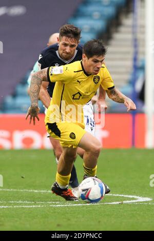 London, Großbritannien. Okt. 2020. Dominik Frieser von Barnsley schlägt Ryan Leonard von Millwall beim EFL Sky Bet Championship Match zwischen Millwall und Barnsley am 24. Oktober 2020 in Den, London, England. Foto von Ken Sparks. Nur redaktionelle Verwendung, Lizenz für kommerzielle Nutzung erforderlich. Keine Verwendung bei Wetten, Spielen oder Veröffentlichungen einzelner Vereine/Vereine/Spieler. Kredit: UK Sports Pics Ltd/Alamy Live Nachrichten Stockfoto