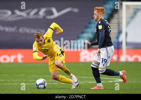 London, Großbritannien. Okt. 2020. Luke Thomas von Barnsley und Ryan Woods von Millwall Herausforderung für den Ball während der EFL Sky Bet Championship-Spiel zwischen Millwall und Barnsley in The Den, London, England am 24. Oktober 2020. Foto von Ken Sparks. Nur redaktionelle Verwendung, Lizenz für kommerzielle Nutzung erforderlich. Keine Verwendung bei Wetten, Spielen oder Veröffentlichungen einzelner Vereine/Vereine/Spieler. Kredit: UK Sports Pics Ltd/Alamy Live Nachrichten Stockfoto