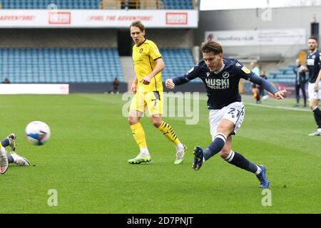London, Großbritannien. Okt. 2020. Connor Mahoney von Millwall kreuzt den Ball während des EFL Sky Bet Championship Matches zwischen Millwall und Barnsley in Den, London, England am 24. Oktober 2020. Foto von Ken Sparks. Nur redaktionelle Verwendung, Lizenz für kommerzielle Nutzung erforderlich. Keine Verwendung bei Wetten, Spielen oder Veröffentlichungen einzelner Vereine/Vereine/Spieler. Kredit: UK Sports Pics Ltd/Alamy Live Nachrichten Stockfoto