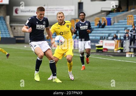 London, Großbritannien. Okt. 2020. Shaun Hutchinson von Millwall wird von Herbie Kane von Barnsley während des EFL Sky Bet Championship Matches zwischen Millwall und Barnsley in Den, London, England am 24. Oktober 2020 herausgefordert. Foto von Ken Sparks. Nur redaktionelle Verwendung, Lizenz für kommerzielle Nutzung erforderlich. Keine Verwendung bei Wetten, Spielen oder Veröffentlichungen einzelner Vereine/Vereine/Spieler. Kredit: UK Sports Pics Ltd/Alamy Live Nachrichten Stockfoto