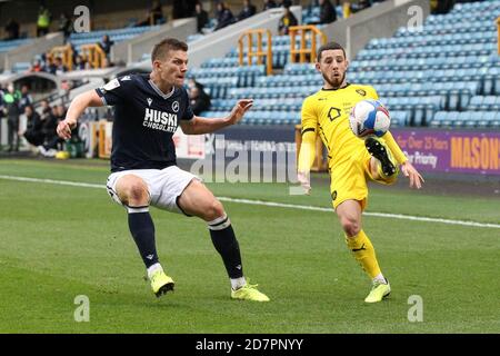 London, Großbritannien. Okt. 2020. Conor Chaplin von Barnsley kontrolliert den Ball vor Shaun Hutchinson von Millwall während des EFL Sky Bet Championship Matches zwischen Millwall und Barnsley in Den, London, England am 24. Oktober 2020. Foto von Ken Sparks. Nur redaktionelle Verwendung, Lizenz für kommerzielle Nutzung erforderlich. Keine Verwendung bei Wetten, Spielen oder Veröffentlichungen einzelner Vereine/Vereine/Spieler. Kredit: UK Sports Pics Ltd/Alamy Live Nachrichten Stockfoto