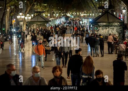 Barcelona, Spanien. Okt. 2020. Menschen, die Gesichtsmasken tragen, gehen die Rambla in Barcelona entlang. Spanien Gerät in einen weiteren Alarmzustand, nachdem acht Regionen die Regierung aufgefordert haben, die Notfallmaßnahme umzusetzen, um Coronavirus-Infektionen einzudämmen. Quelle: Jordi Boixareu/Alamy Live News Stockfoto