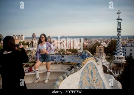 Barcelona, Spanien. Okt. 2020. Ein Besucher posiert für ein Foto im Guell Park in Barcelona. Spanien Gerät in einen weiteren Alarmzustand, nachdem acht Regionen die Regierung aufgefordert haben, die Notfallmaßnahme umzusetzen, um Coronavirus-Infektionen einzudämmen. Quelle: Jordi Boixareu/Alamy Live News Stockfoto