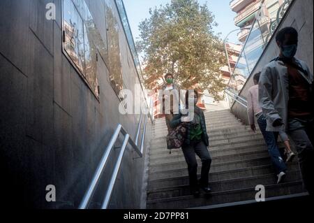 Barcelona, Spanien. Okt. 2020. Pendler mit Gesichtsmasken gehen die Treppe hinunter in Richtung Barcelona U-Bahn. Spanien Gerät in einen weiteren Alarmzustand, nachdem acht Regionen die Regierung aufgefordert haben, die Notfallmaßnahme umzusetzen, um Coronavirus-Infektionen einzudämmen. Quelle: Jordi Boixareu/Alamy Live News Stockfoto