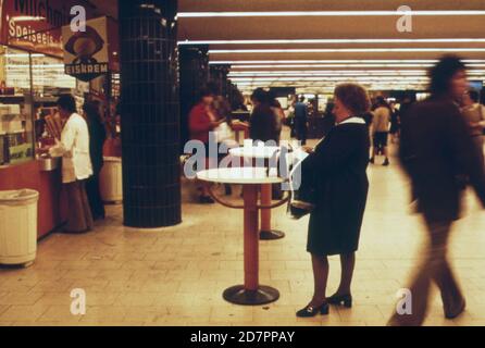 U-Bahn-Stationen mit Geschäften und Restaurants sowie Unterhaltungsangeboten; Dusche und Waschräume; Telefon- und Umkleidekabinen (München) ca. 1973 Stockfoto