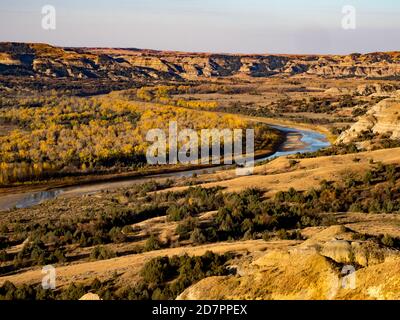 Herbstfarben entlang des Little missouri River in den Badlands des Theodore Roosevelt National Park, North Dakota, USA Stockfoto