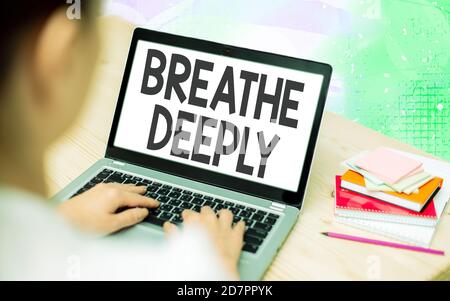 Text in Wort schreiben atmen tief. Business Foto präsentiert, um eine Menge Luft in die Lunge zu nehmen inhaleexhale voll moderne Gadgets mit weißen Display s Stockfoto