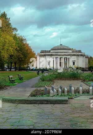 Lady Lever Art Gallery Port Sunlight mit Sonnenuhr im Vordergrund. Wirral Stockfoto