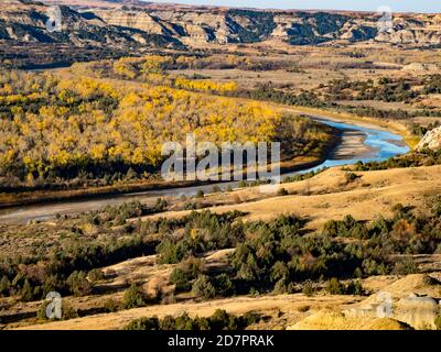 Herbstfarben entlang des Little missouri River in den Badlands des Theodore Roosevelt National Park, North Dakota, USA Stockfoto