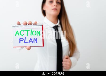 Textschild mit Aktionsplan. Business Foto Text Liste der Dinge oder Zeitplan erstellt werden thia aktuellen Jahr Modell mit verschiedenen leeren Farbe Hinweis Stockfoto