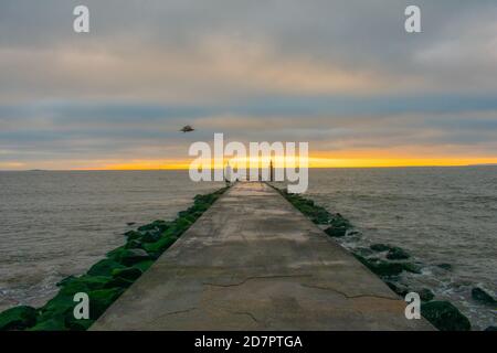 Sonnenaufgang vom Midland Beach Staten Island Stockfoto