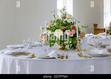 Schöne Tischset für Hochzeitsempfang. Blumenarrangement. Stockfoto